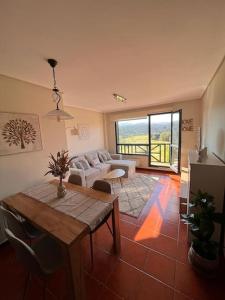 ein Wohnzimmer mit einem Sofa und einem Tisch in der Unterkunft Apartamento Vistas Rovacias in Comillas