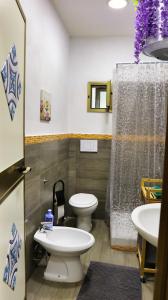 サレルノにあるLa Casa al Portoのバスルーム(トイレ2つ、シャワー付)