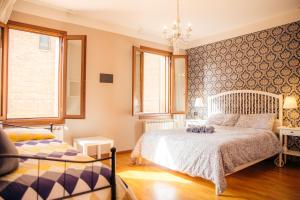1 dormitorio con 1 cama y 2 ventanas en Your Room to visit Venice Marco Polo 10 min en Mestre
