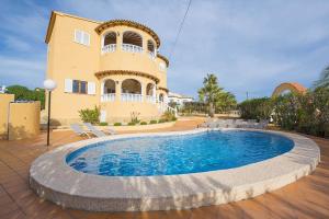 dom z basenem przed budynkiem w obiekcie Villa Ortembach- PlusHolidays w mieście Calpe