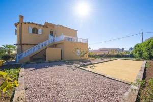 uma casa com um campo de basquetebol em frente em Villa Ortembach- PlusHolidays em Calpe