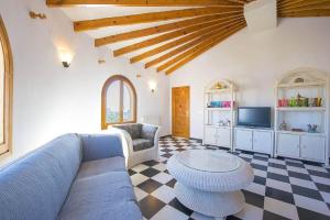 salon z kanapą i stołem w obiekcie Villa Ortembach- PlusHolidays w mieście Calpe