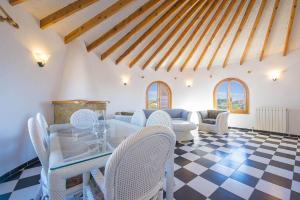 salon ze szklanym stołem i krzesłami w obiekcie Villa Ortembach- PlusHolidays w mieście Calpe
