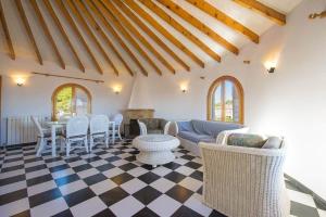 Część wypoczynkowa w obiekcie Villa Ortembach- PlusHolidays