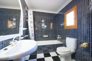 Łazienka w obiekcie Villa Ortembach- PlusHolidays