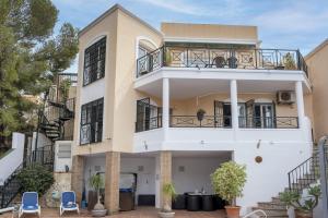 duży biały dom z balkonem w obiekcie Villa Miramar Burriana Beach 10 pax w mieście Nerja