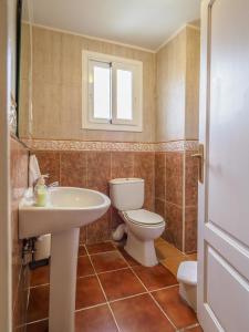 uma casa de banho com um WC e um lavatório em Catalunya Casas Splendid Sanctuary with private pool 15km to Sitges! em Olerdola