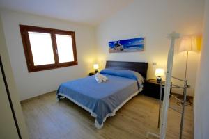 a bedroom with a bed and a window at Villa Franca by Wonderful Italy in San Teodoro