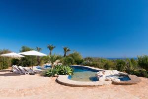 Bazén v ubytovaní Villa Paraiso - PlusHolidays alebo v jeho blízkosti
