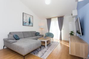 sala de estar con sofá y mesa en Apartments Ana en Trogir