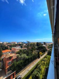 uma vista para a cidade a partir de uma varanda em Les Roses by Welcome to Cannes em Cannes