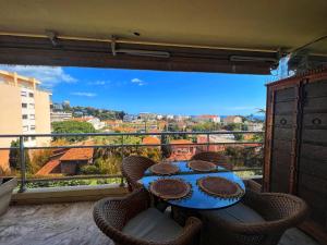 una mesa y sillas en un balcón con vistas en Les Roses by Welcome to Cannes en Cannes