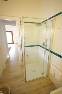 eine Dusche mit Glastür im Badezimmer in der Unterkunft Villa Franca by Wonderful Italy in San Teodoro + 25 Fotos