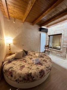 OrtezzanoにあるColle Indaco Wine Resort & Spaのベッドルーム1室(大型ベッド1台付)