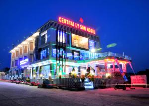 un edificio con un cartel en él por la noche en Central Ly Son en Ly Son