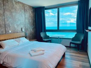 Ένα ή περισσότερα κρεβάτια σε δωμάτιο στο Carmel Holiday Apartments