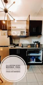 Kitchen o kitchenette sa Kasara Urban Resort Pasig City Brile's Crib