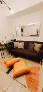 un soggiorno con divano nero e specchio di Kasara Urban Resort Pasig City Brile's Crib a Manila