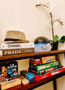 uno scaffale con libri e un cappello in cima di Kasara Urban Resort Pasig City Brile's Crib a Manila