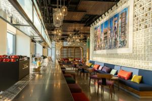 Uma área de estar em Wink Icon Hotel Danang Riverside - Luxury Suites - 24hrs Stay & Rooftop Pool Bar