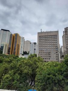 un perfil urbano con edificios altos y árboles en Studio Liberdade Paulista DB2, en São Paulo