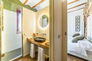 A bed or beds in a room at Casa Roja