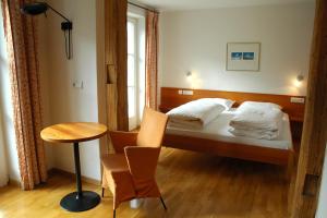 Voodi või voodid majutusasutuse B&B Zur Post toas