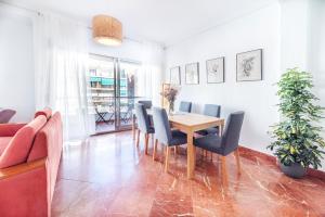 a dining room with a table and chairs at AlohaMundi Plaza de Cuba in Seville