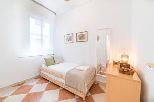ein kleines Schlafzimmer mit einem Bett und einem Fenster in der Unterkunft AlohaMundi Plaza de Cuba in Sevilla