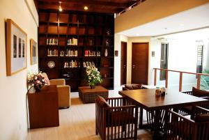 Een zitgedeelte bij Java Go Residence by Jiwa Jawa