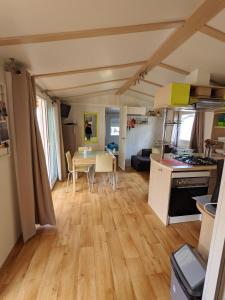 Kuchnia lub aneks kuchenny w obiekcie Bungalow chaleureux à Saint-Julien-en-Born avec piscine partagée