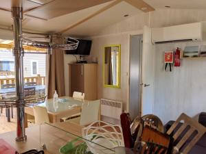 Kuchnia lub aneks kuchenny w obiekcie Bungalow chaleureux à Saint-Julien-en-Born avec piscine partagée