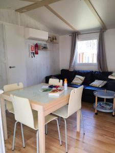 Część wypoczynkowa w obiekcie Bungalow chaleureux à Saint-Julien-en-Born avec piscine partagée