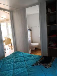 Łóżko lub łóżka w pokoju w obiekcie Bungalow chaleureux à Saint-Julien-en-Born avec piscine partagée