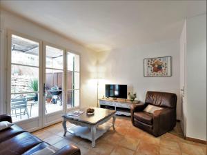 - un salon avec un canapé et une table dans l'établissement Mas du Clos , Tilleul, à Roussillon