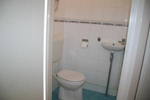 A bathroom at Liguster 8