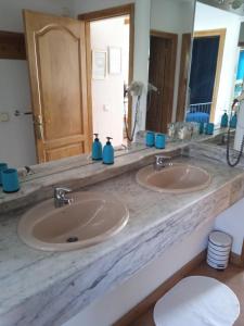 een badkamer met 2 wastafels en een spiegel bij ON THE BEACH in Costa Teguise