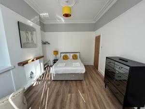 1 dormitorio con 1 cama y vestidor en Westview House by Sasco Apartments en Blackpool
