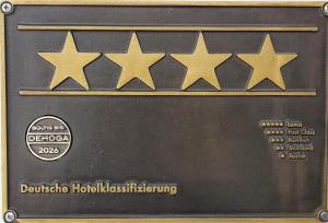 eine Metalltafel mit vier Sternen darauf in der Unterkunft Skyline Hotel City Frankfurt in Frankfurt am Main