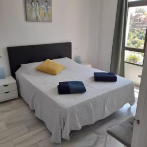 sypialnia z łóżkiem i dwiema poduszkami w obiekcie Pueblo Evita apartment in exclusive holiday complex w mieście Benalmádena