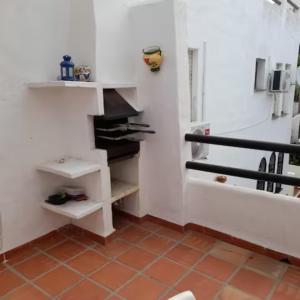 Pokój z białymi ścianami i schodami z półkami w obiekcie Pueblo Evita apartment in exclusive holiday complex w mieście Benalmádena