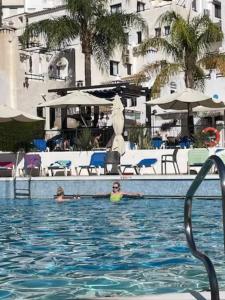 Basen w obiekcie Pueblo Evita apartment in exclusive holiday complex lub w pobliżu