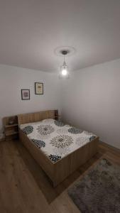 een slaapkamer met een bed in de hoek van een kamer bij Zen Home - appartement jusqu'à 4 voyageurs in Nantua