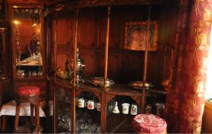 um quarto com um armário de madeira com panelas e frigideiras em Alif Laila Group of Houseboats, Srinagar em Srinagar