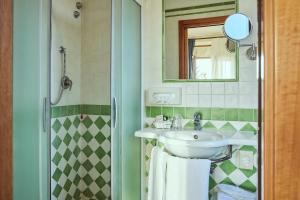 bagno con lavandino e doccia di Piccolo Hotel La Valle a Pienza