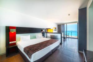Cama ou camas em um quarto em RR Hotel da Rocha