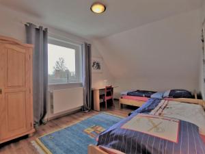 Schlafzimmer mit einem Bett und einem Fenster in der Unterkunft Ferienwohnung Kobs in Ausacker