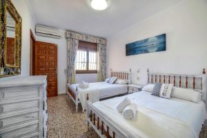 Un dormitorio con dos camas y una cómoda. en Villa Puchero - PlusHolidays, en Calpe 29 fotos más