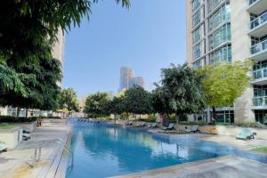 Bazén v ubytování GuestReady - Before sunset in Downtown Dubai nebo v jeho okolí