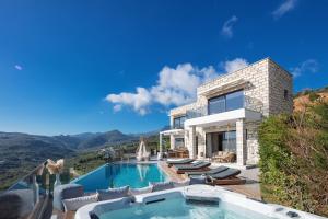 una villa con piscina e montagne di Argyrie Villas, luxury, amazing sea view, heated pool a Kalleryianá